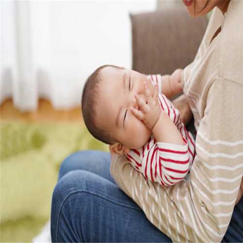 母乳喂养的宝宝在两个月大时后脑勺头发经常掉是缺钙吗？